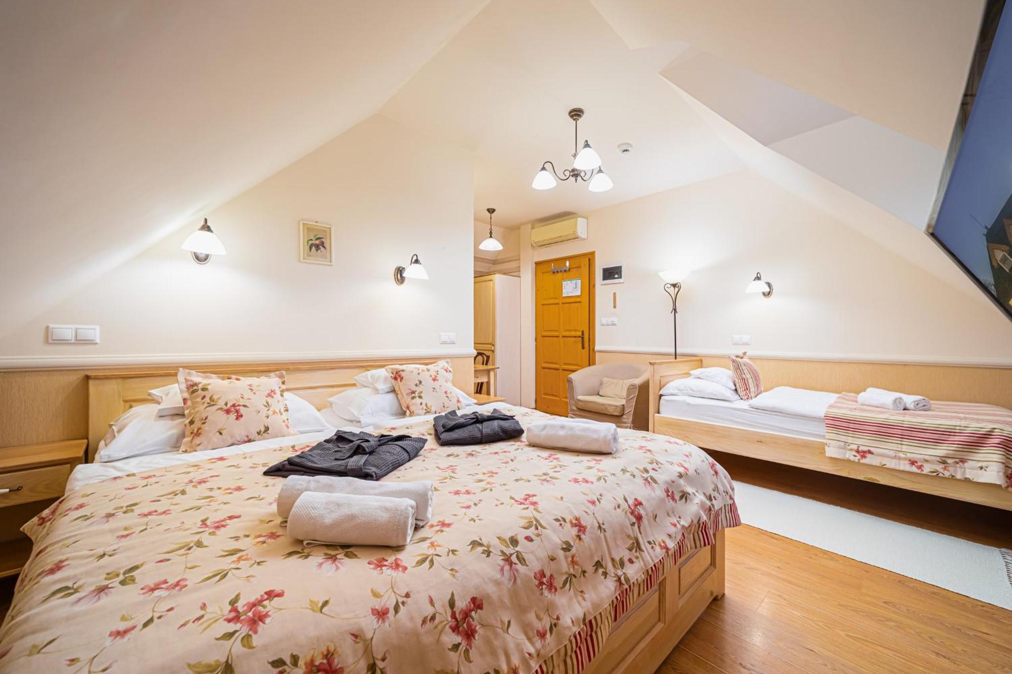 Rigotanya Relax & Wellness Panzio Buekfuerdo Hotel ภายนอก รูปภาพ