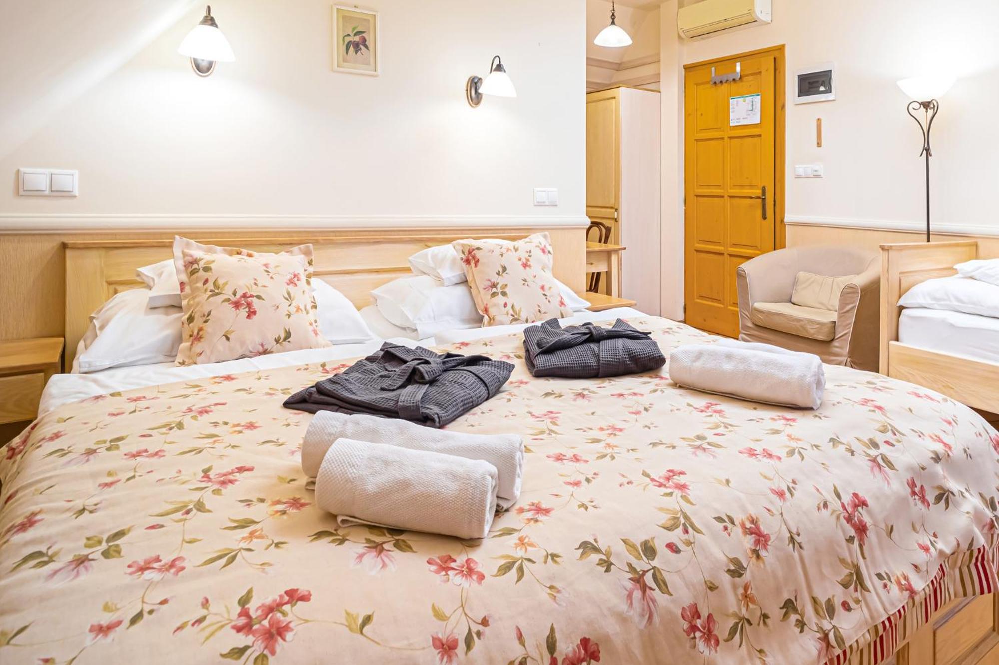Rigotanya Relax & Wellness Panzio Buekfuerdo Hotel ภายนอก รูปภาพ